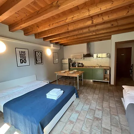 Cozy Flat + Parking Close To Center/airport Διαμέρισμα *